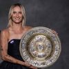 Carlos Alcaraz a Markéta Vondroušová s trofejemi pro vítěze Wimbledonu 2023