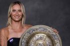 Carlos Alcaraz a Markéta Vondroušová s trofejemi pro vítěze Wimbledonu 2023