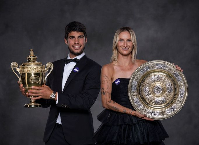 Carlos Alcaraz a Markéta Vondroušová s trofejemi pro vítěze Wimbledonu