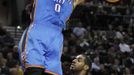 Oklahomský Russell Westbrook smečuje do koše přes portlandského LaMarcuse Aldridge