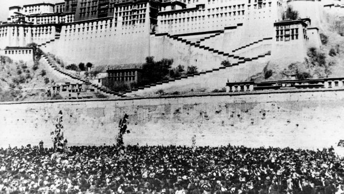 Protesty ve Lhase v roce 1959 potlačila Čína silou, dalajlama odešel do exilu.