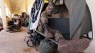 A French soldier sleeps at the Mali air force base near Bamako as troops await their deployment January 18, 2013. REUTERS/Eric Gaillard (MALI - Tags: CIVIL UNREST CONFLICT MILITARY) Published: Led. 18, 2013, 6:08 odp.