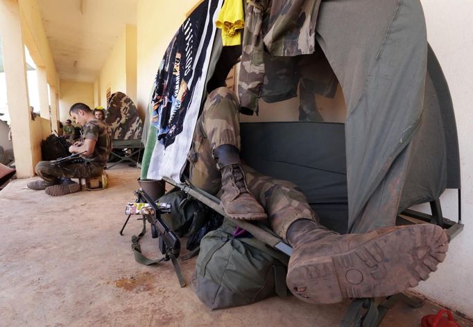 A French soldier sleeps at the Mali air force base near Bamako as troops await their deployment January 18, 2013. REUTERS/Eric Gaillard (MALI - Tags: CIVIL UNREST CONFLICT MILITARY) Published: Led. 18, 2013, 6:08 odp.