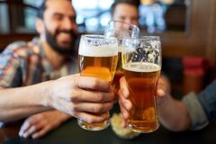 S alkoholem má v Česku problém milion lidí. Omezit ho plánuje naprosté minimum z nich