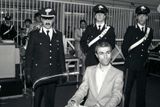 U soudního líčení v červnu 1985 střežili Agcu tři karabiniéři.