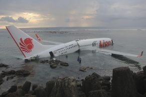 Letoun přejel dráhu na Bali a skončil v moři