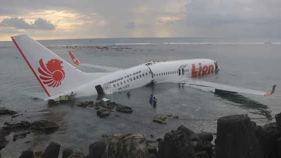 Letoun přejel dráhu na Bali a skončil v moři