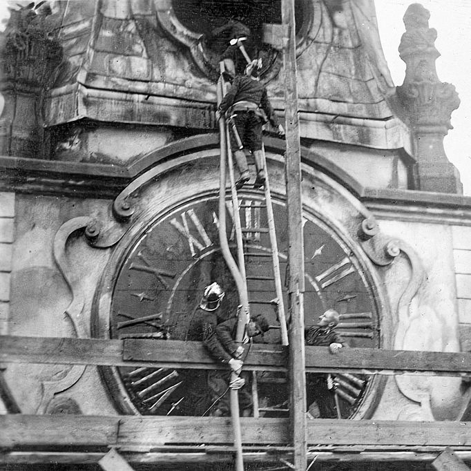 Požár kopule kostela sv. Mikuláše na Malostranském náměstí, ke kterému došlo 1. září roku 1925. Archivní snímek z historie Hasičského záchranného sboru v Praze.