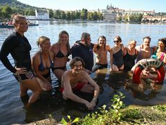 Herci, zaměstnanci a přátelé pražského Divadla Na zábradlí poté, co při zahájení sezony přeplavali Vltavu.