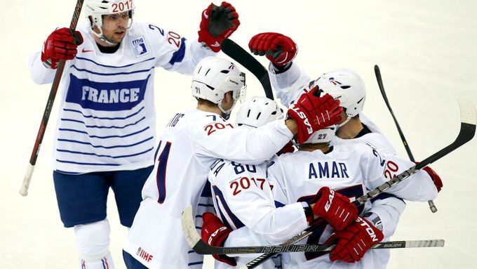 Francouzští hokejisté se radují z trefy Baptisteho Amara. Ten svým druhým gólem v zápase nastartoval v 51. minutě parádní obrat proti Slovákům.
