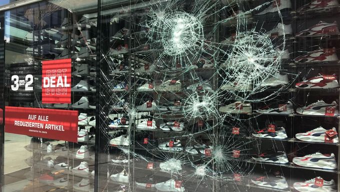 Jedna z rozbitých výloh na hlavní nákupní ulici ve Stuttgartu. Výlohu zničila skupina lupičů při řádění ze soboty na neděli.