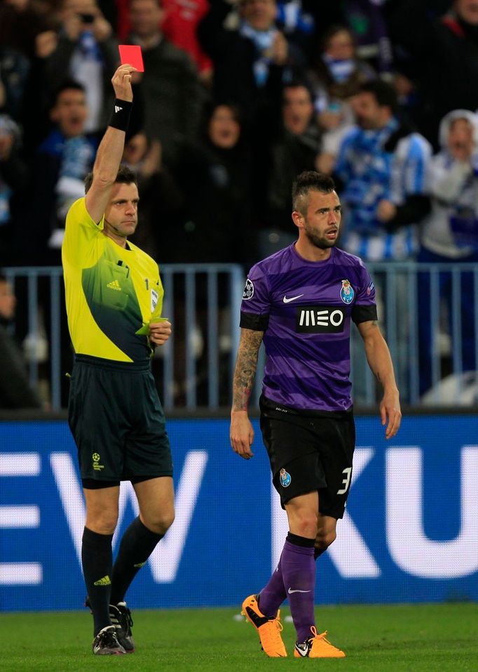 Fotbal, Liga mistrů, Málaga - Porto: Nicola Rizzoli dává červenou kartu - Steve Defour