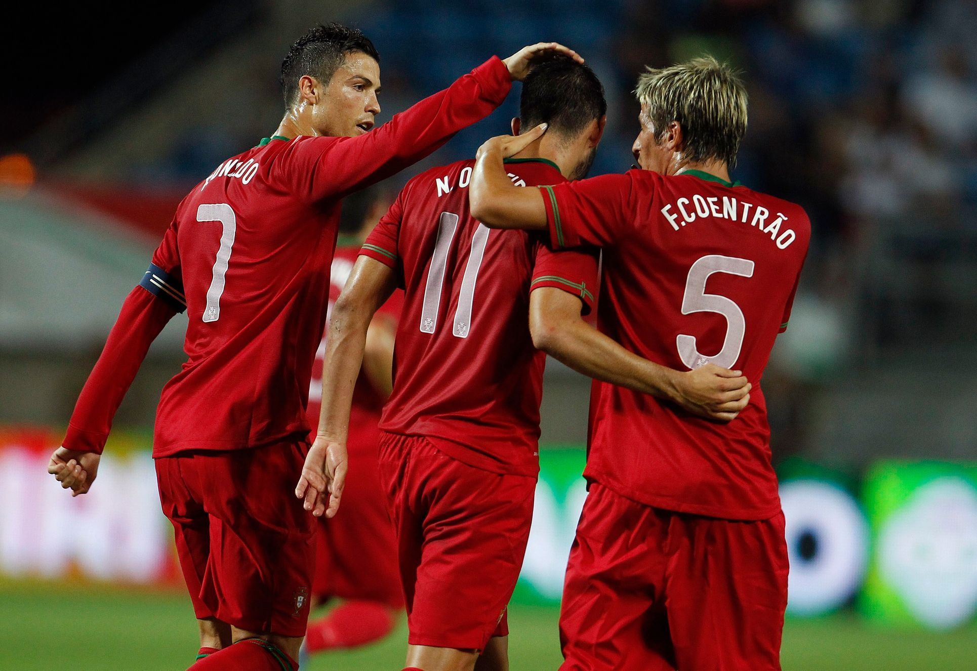 Cristiano Ronaldo, Nelson Oliveira a Fabio Coentrao slaví gól v přátelském zápase s Panamou