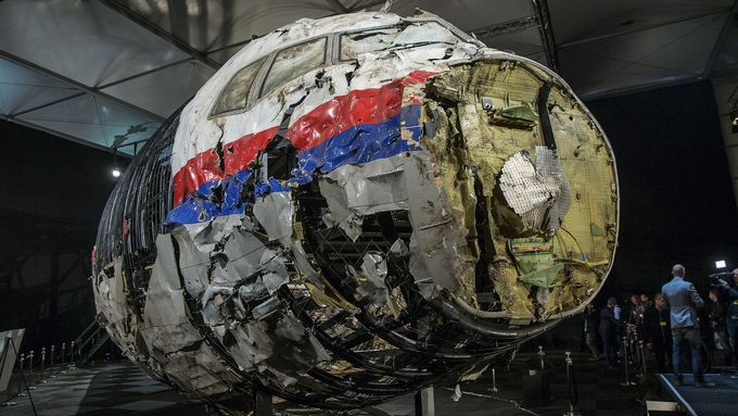 Maketa Boeingu 777, sestavená z trosek letounu, sestřeleného v červenci 2014 nad východní Ukrajinou.