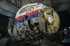 Sedm let od tragédie letu MH17. Vyšetřovatelé viní ze smrti 298 lidí Kreml