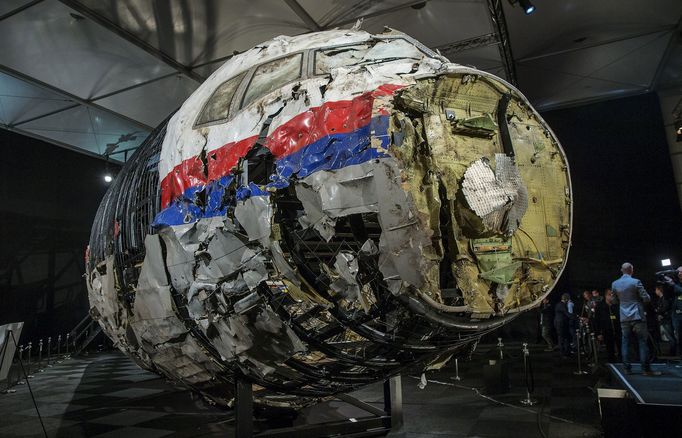 Vrak MH17 sestavený z dílů nalezených na Ukrajině.