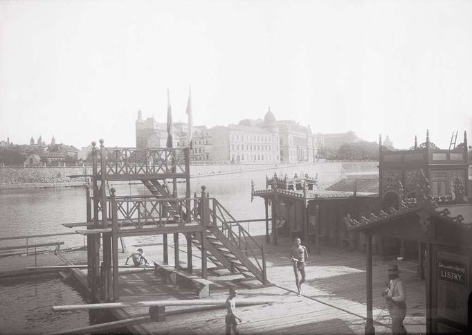 Jaroslav Petrák: Občanská plovárna, kolem 1910, Sbírka Scheufler.