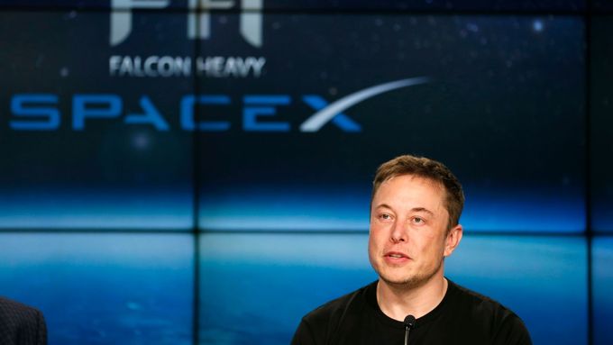 Elon Musk při představování rakety Falcon Heavy.