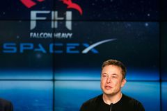 Muskova SpaceX otestovala motor pro kosmickou loď, vydat by se měla na Měsíc i Mars
