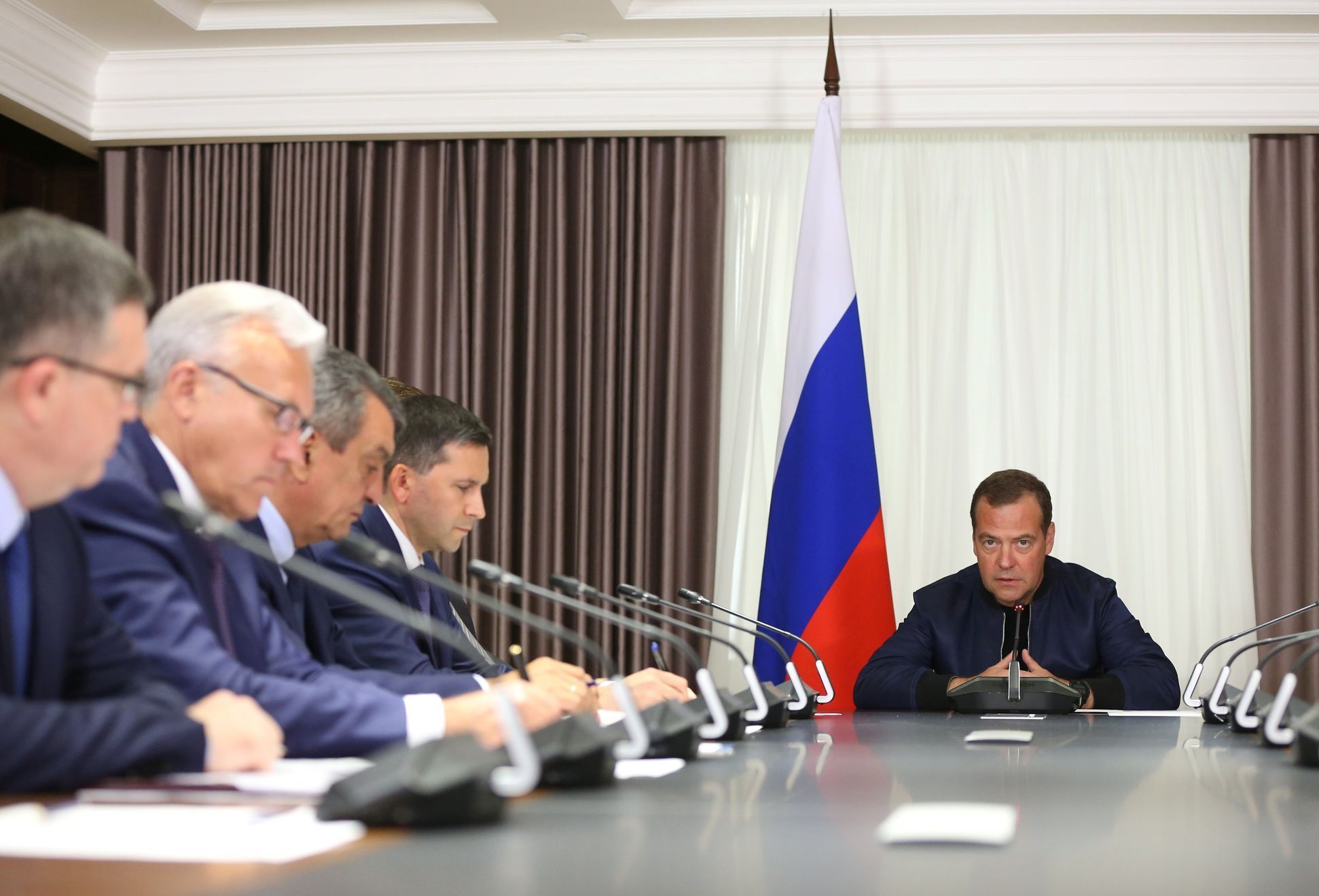 Dmitrij Medveděv zasedá v Krasnojarsku kvůli požárům na Sibiři