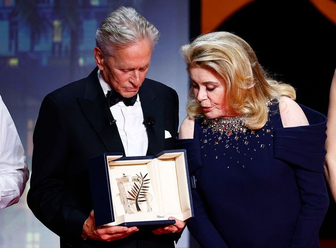 Michael Douglas se Zlatou palmou za celoživotní přínos a herečka Catherine Deneuve na slavnostním zahájení.