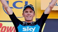 Britský cyklista Christopher Froome slaví své etapové vítězství, díky kterému se posunul o 18 míst dopředu až na 9. místo.