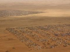 Od roku 2003 bylo v Dárfúru zabito asi 200 000 lidí a další zhruba 2,5 milionu bylo vyhnáno z domovů (na snímku uprchlický tábor).