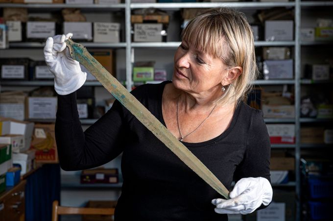 Archeoložka z rychnovského muzea Martina Beková ukazuje 7. listopadu 2019 bronzový meč, který objevil náhodný nálezce na Rychnovsku.