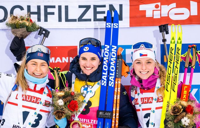 Ingrid Landmark Tandrevoldová, Julia Simonová  a Markéta Davidová po stíhačce SP v Hochfilzenu 2022