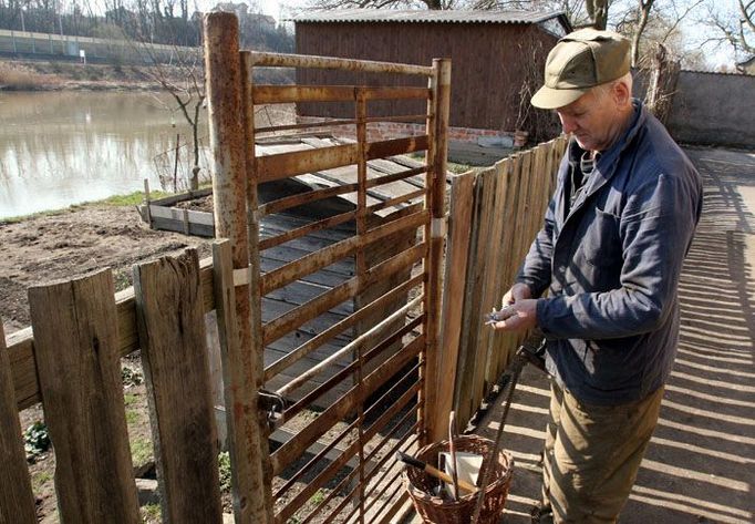 Karel Nutil má zahradu a dům přímo u řeky. Přesto voda letos zaplavila jen polovinu jeho zahrady.