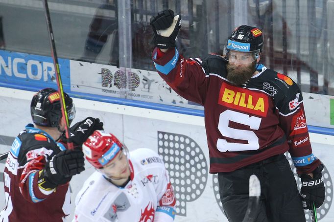 10. kolo hokejové extraligy 2020/21, Sparta - Třinec: Adam Polášek oslavuje gól.