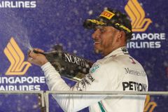 Singapur patřil Hamiltonovi, Vettel v boji o titul ztratil další body