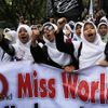 Muslimové protestují v Jakartě proti Miss World