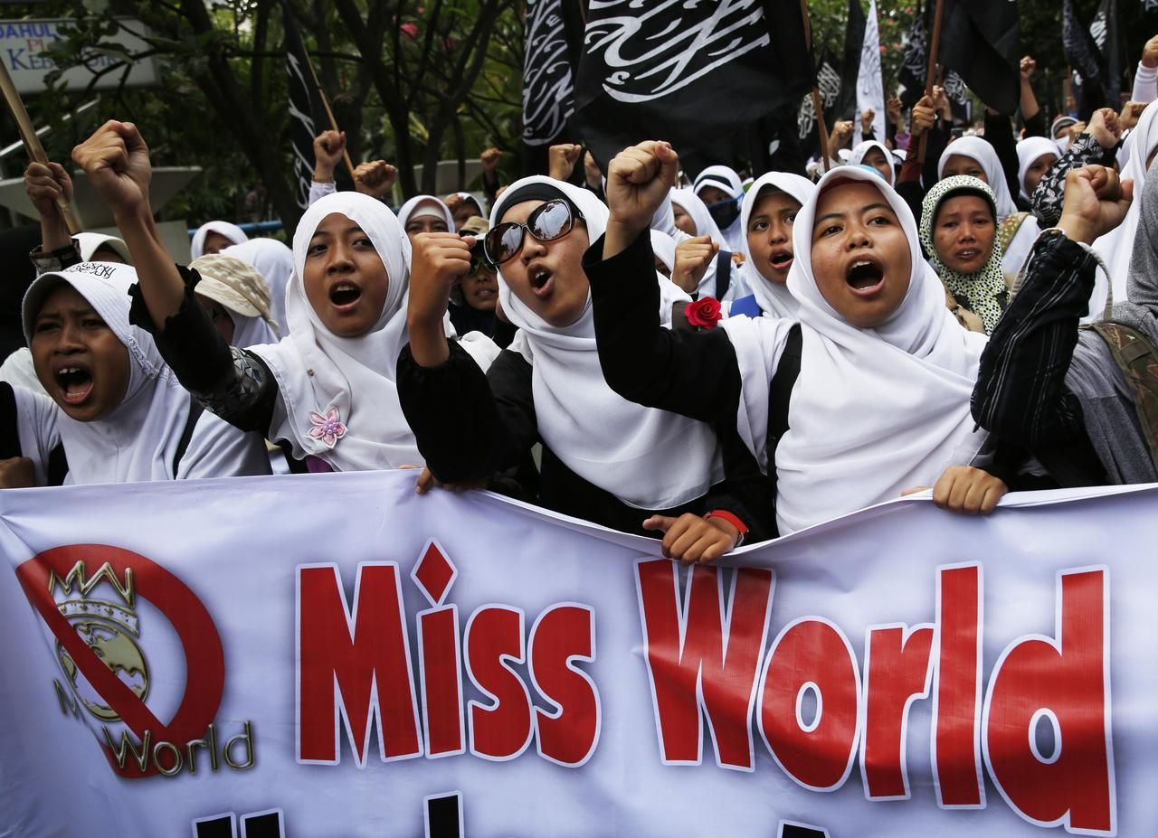 Muslimové protestují v Jakartě proti Miss World