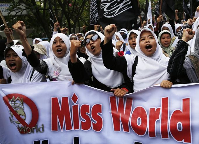 Indonéské muslimky skandují slogany proti soutěži Miss World, která se původně měla konat v Jakartě. Kvůli protestům se klání přesunulo na Bali.