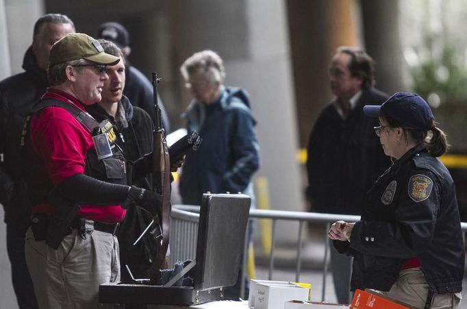 Seattle Police Officers inspects weapons during the gun buyback event in Seattle, Washington January 26, 2013. Participants received up to a $100 gift card in exchange for working handguns, shotguns and rifles, and up to a $200 gift card for assault weapons. The event lasted from 9 a.m. until shortly after noon, after the event ran out of $80,000 worth of gift cards. REUTERS/Nick Adams (UNITED STATES - Tags: POLITICS CIVIL UNREST) Published: Led. 27, 2013, 12:47 dop.