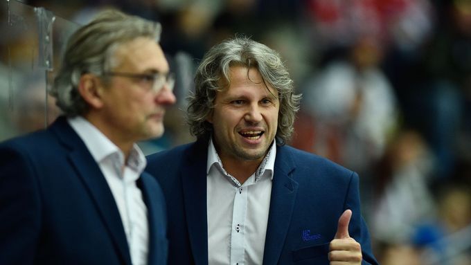 Jan Tomajko a Zdeněk Moták (vlevo) na lavičce hokejové Olomouce.