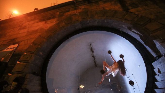 Foto: Kobka na pražské náplavce ožívá cirkusovou show za sklem