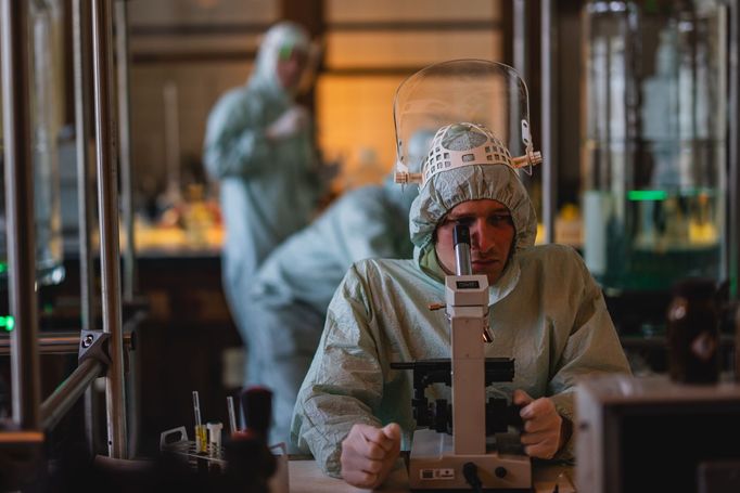 V popředí je Filip František Červenka jako Slávek.