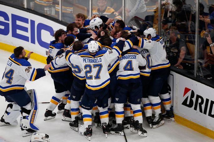 7. finále NHL 2018/19, Boston - St. Louis: Hokejisté St. Louis oslavují zisk Stanley Cupu.