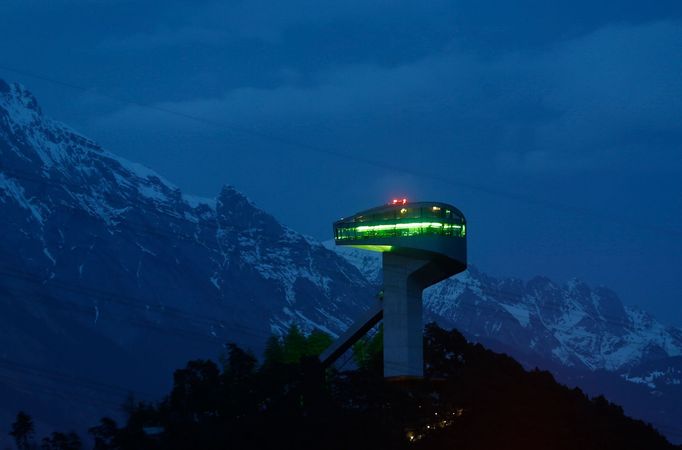 Elegantně jednoduchý skokanský můstek v Bergiselu u Innsbrucku, postavený podle návrhu Zahy Hadidové.