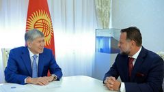 Prezident Kyrgyzstánu Almazbek Atambajev se šéfem společnosti Liglass Michaelem Smelíkem.