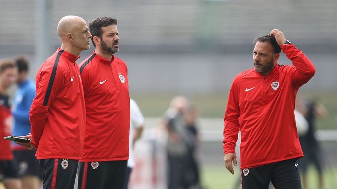 Roberto Muzzi (vpravo) při komunikaci s dalšími členy nyní již bývalého trenérského štábu Sparty Leonidasem Vokolosem a Andreou Stramaccionim