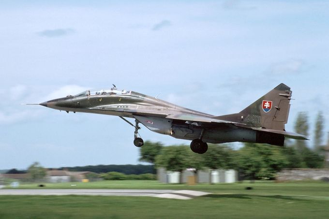 MiG‑29UB slovenského letectva při vzletu, Slovensko, 1994. Ilustrační snímek k zásahu nad Jaslovskými Bohunicemi 19.11.2005.