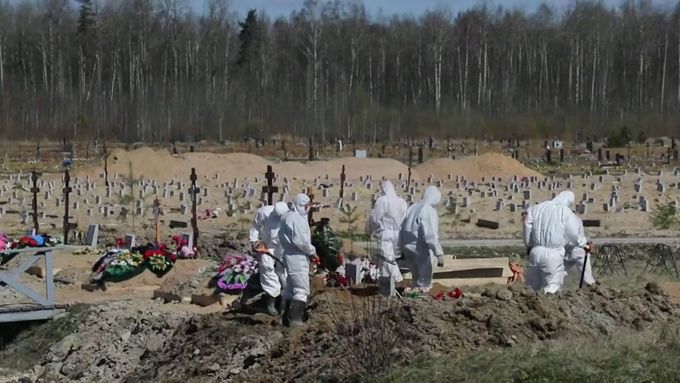 Rusko hlásí rekordní příbytek nakažených, v Petrohradu kopou hroby v ochranných oblecích