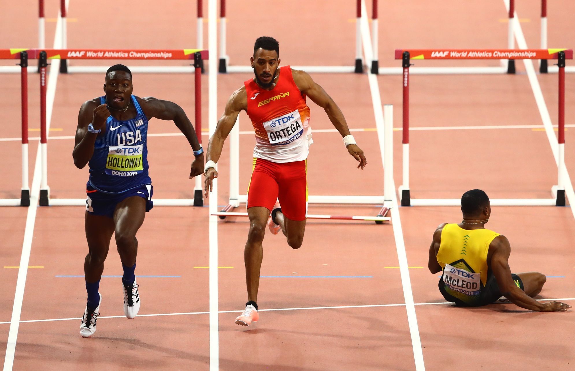 MS v atletice 2019: Jamajčan Omar McLeod padá ve finále běhu na 110 metrů s překážkami