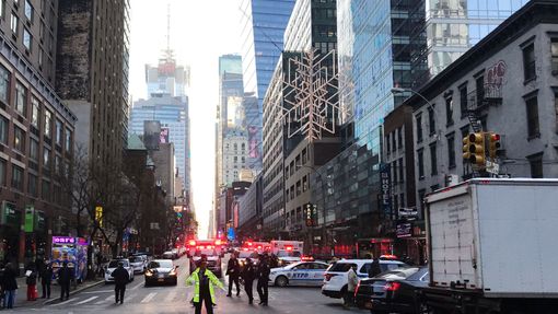 Policie uzavírá ulici u autobusového nádraží v New Yorku.