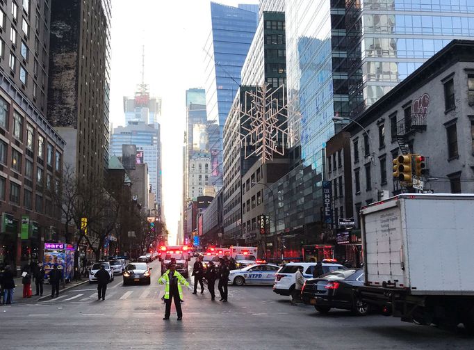 Policie uzavírá ulici u autobusového nádraží v New Yorku.