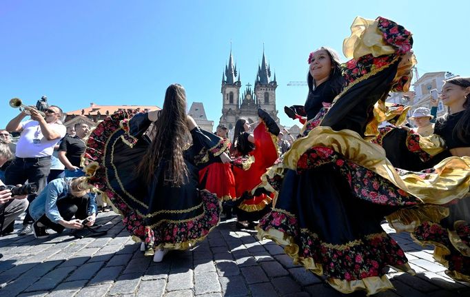 Romové během vystoupení na loňském 25. ročníku festivalu Khamoro, 3. června 2023, Staroměstské náměstí, Praha.