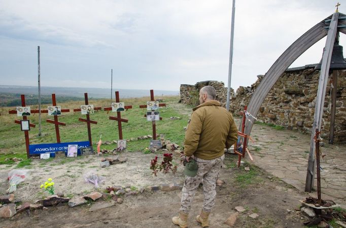 Cintorín u pomníku nedaleko města Pervomajsk s fotografiemi Čechů a Slováků, kteří tu zahynuli.